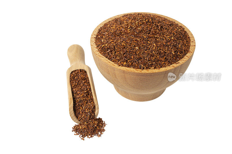 路易波士茶用木碗切开，白色背景上单独舀一勺。拉丁文Aspalathus linearis中的Rooibos。赫伯特。花草茶。食品成分。